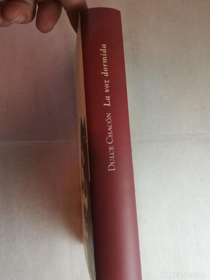 Libros de segunda mano: LA VOZ DORMIDA - DULCE CHAC&Oacute;N/ CIRCULO DE LECTORES - Foto 2