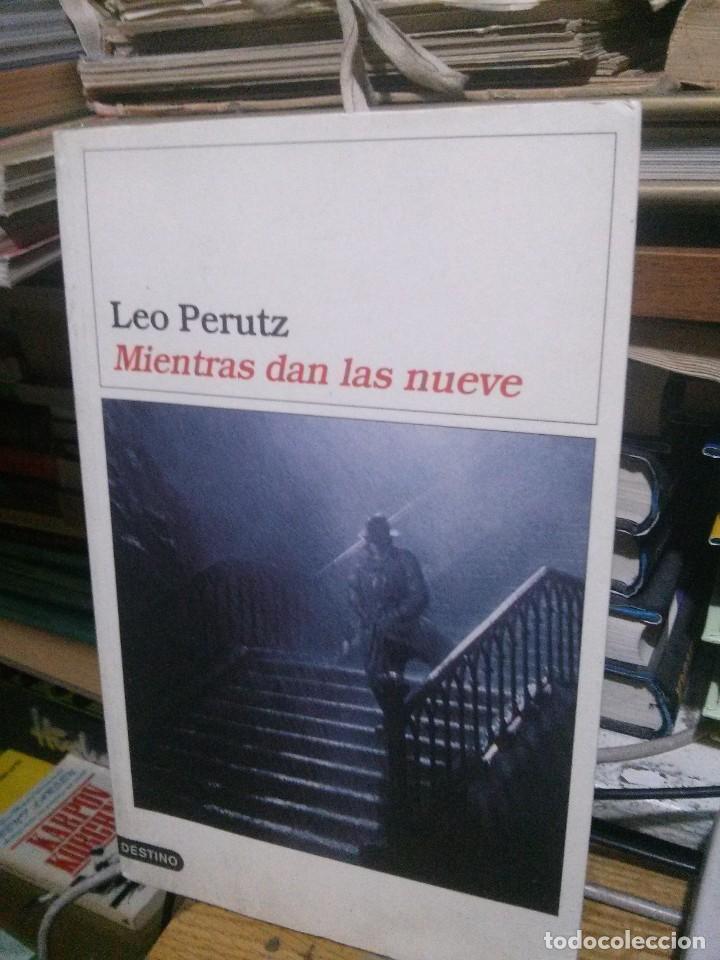 Libros de segunda mano: MIENTRAS DAN LAS NUEVE, LEO PERUTZ, ED. DESTINO - Foto 1