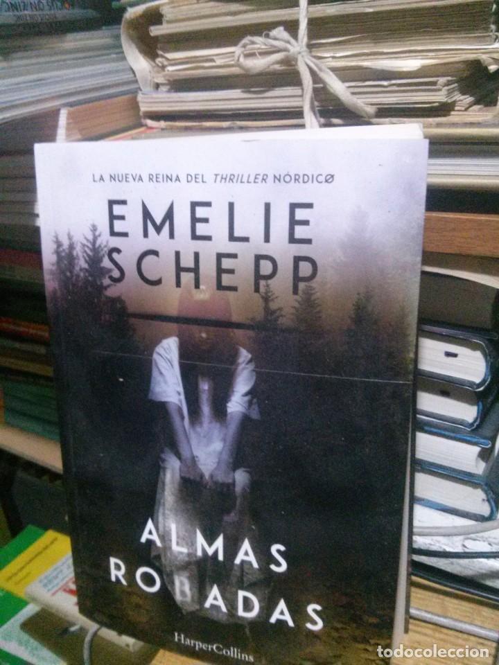 Libros de segunda mano: EMELIE SCHEPP, ALMAS ROBADAS, ED. HARPER COLLINS - Foto 1