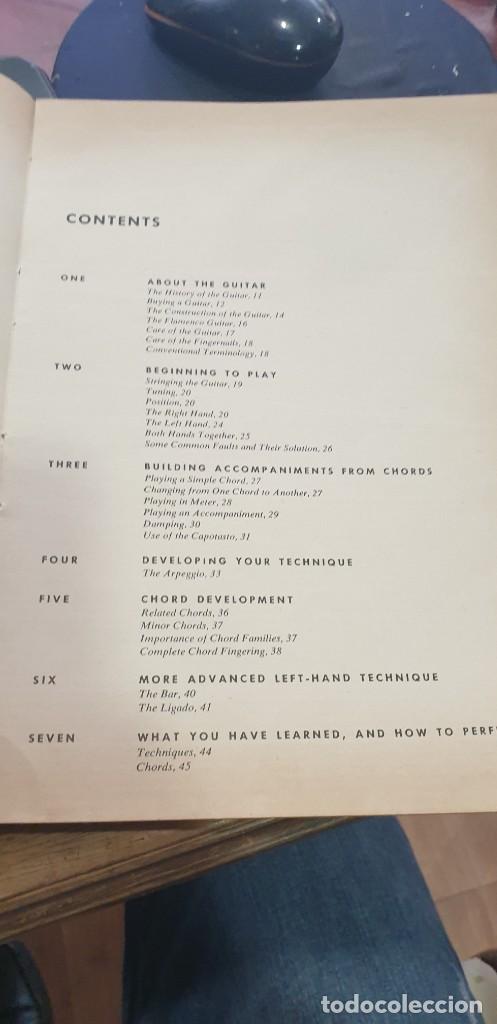Libros de segunda mano: Libro tocando la guitarra a&ntilde;o 1968 en ingles - Foto 4