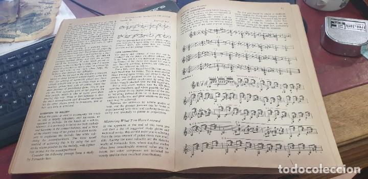 Libros de segunda mano: Libro tocando la guitarra a&ntilde;o 1968 en ingles - Foto 7