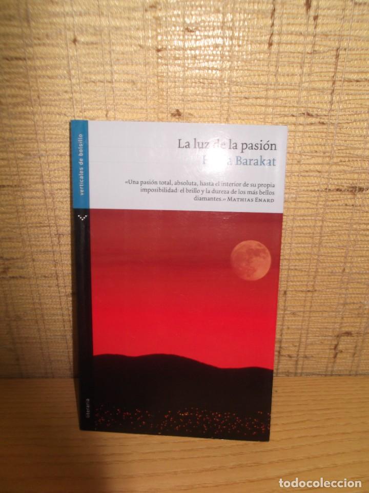 Libros de segunda mano: La luz de la pasi&oacute;n de Huda Barakat - Foto 1