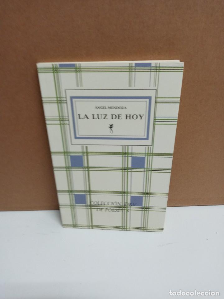 Libros de segunda mano: &Aacute;ngel Mendoza - La luz de hoy - Libros canto y cuento - Foto 1