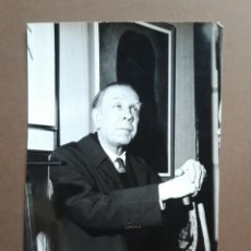 Libros de segunda mano: FOTOGRAFÍA ORIGINAL DE JORGE LUIS BORGES (1899-1986) CIRCA 1960. Lote 270983978