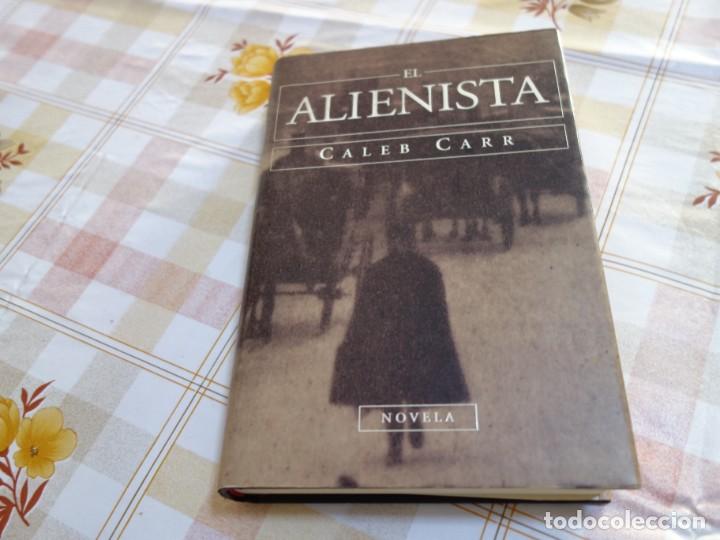 Libros de segunda mano: EL ALIENISTA. CALEB CARR. NOVELA. - Foto 1