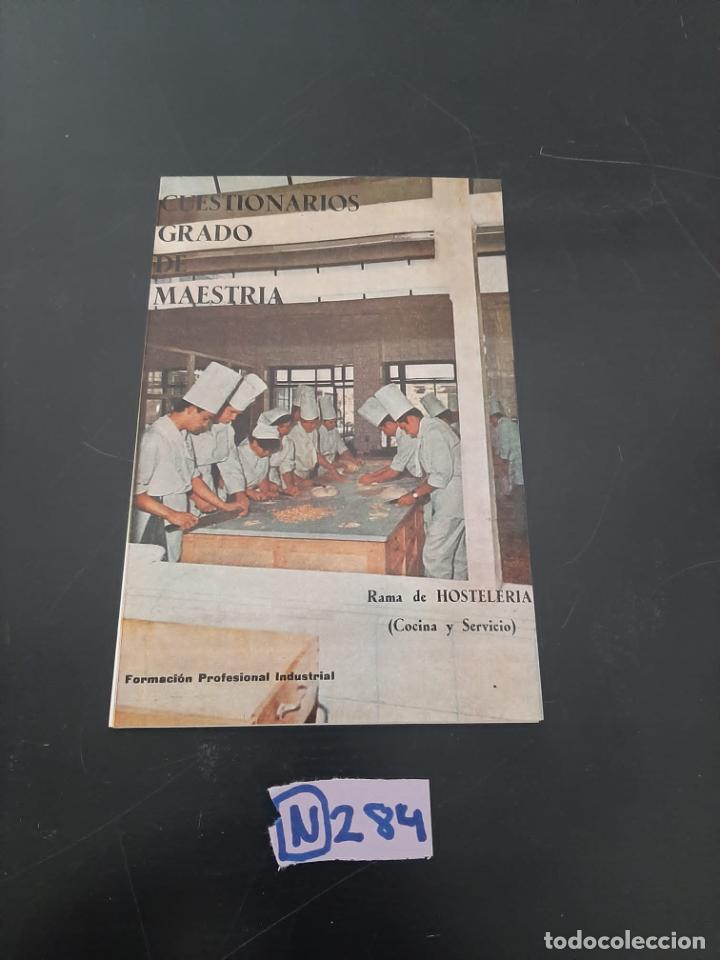Libros de segunda mano: Cuestionarios grados de maestria - Foto 1
