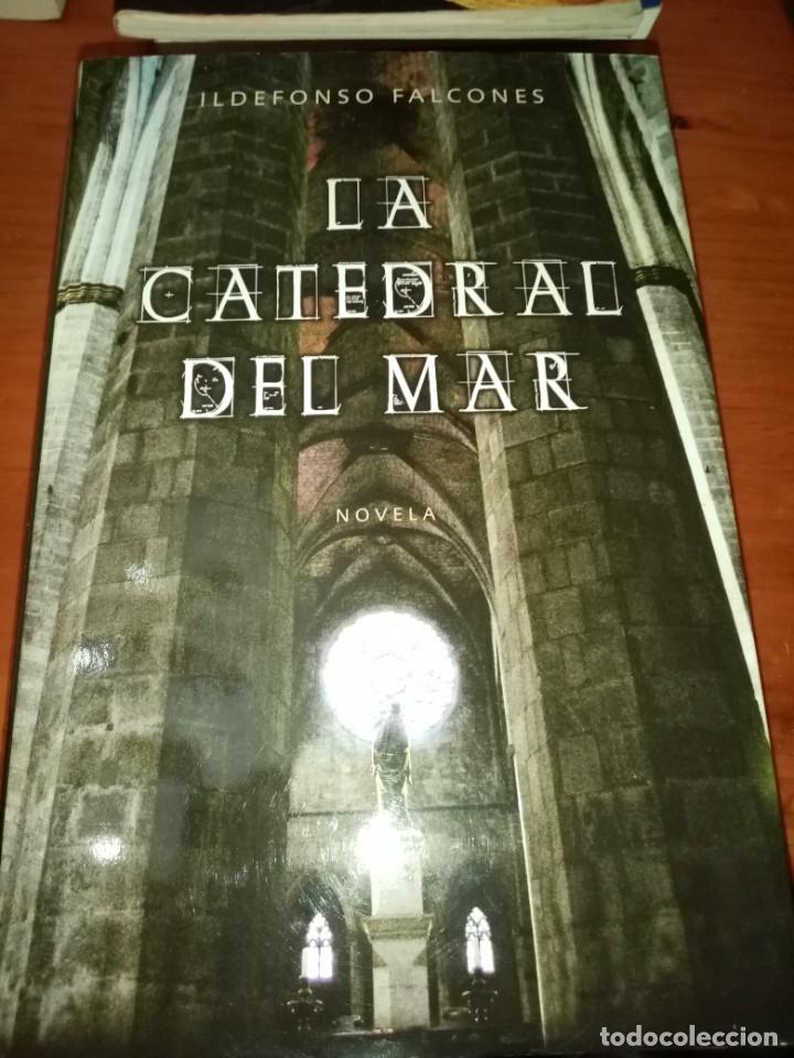 Libros de segunda mano: LA CATEDRAL DEL MAR. ILDEFONSO FALCONES. EST17B6 - Foto 1