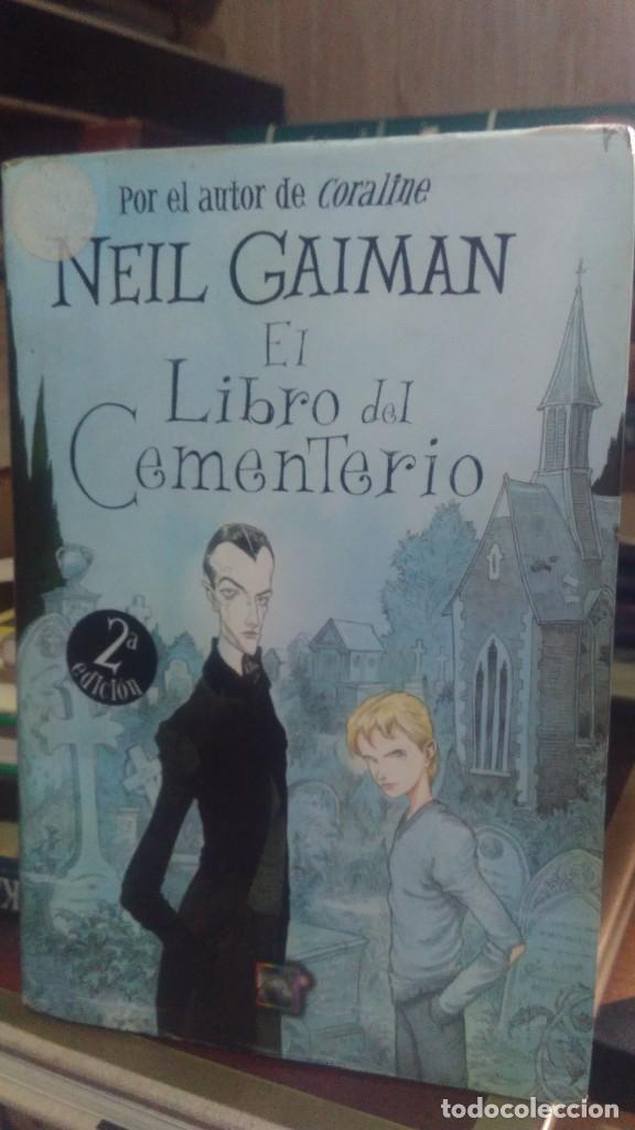 Libros de segunda mano: EL LIBRO DEL CEMENTERIO, NEIL GAIMAN, ED. ROCA JUNIOR - Foto 1