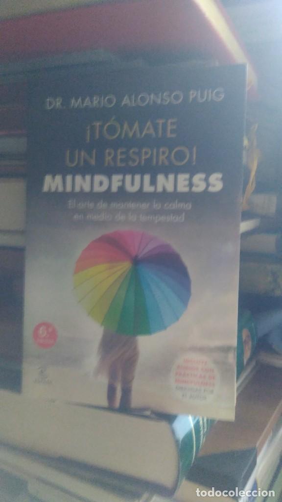 Libros de segunda mano: TOMATE UN RESPIRO, MINDFULNESS, DR. MARIO ALONSO PUIG, ED. ESPASA - Foto 1