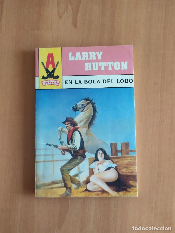 Libros de segunda mano: WESTERN N&deg;49 EN LA BOCA DEL LOBO LARRY HUTTON - Foto 1