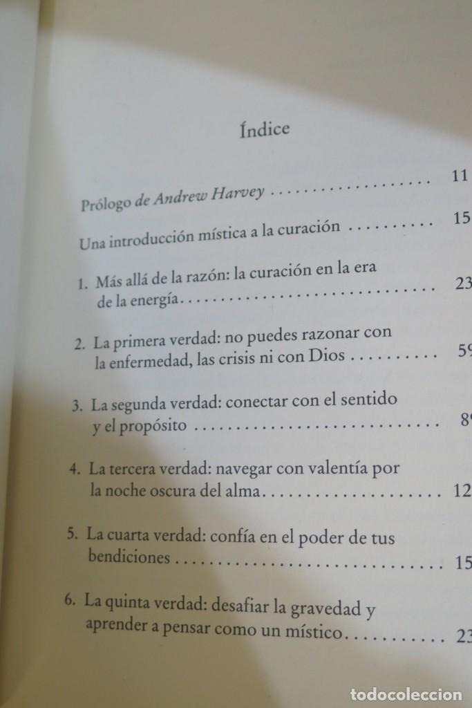 Libros de segunda mano: DESAFIAR LA GRAVEDAD. Myss - Foto 2