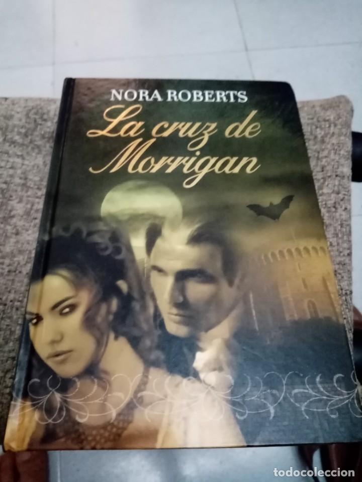 Libros de segunda mano: LA CRUZ DE MORRIGAN. NORA ROBERTS. EST2B1 - Foto 1