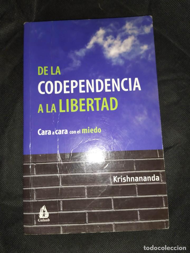 Libros de segunda mano: DE LA CODEPENDENCIA A LA LIBERTAD :Cara a cara con el miedo - Krishnananda - Foto 1