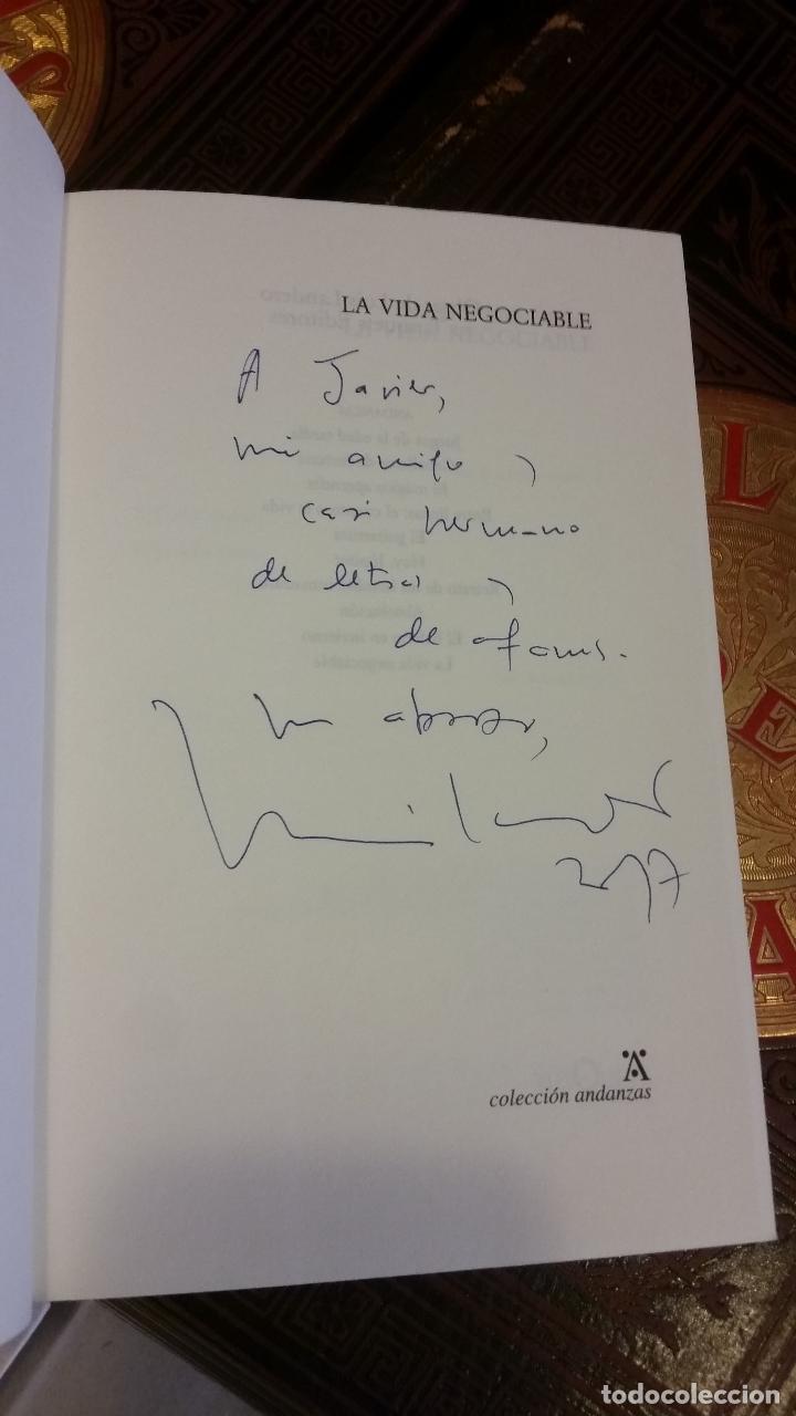 Libros de segunda mano: 2017 - LUIS LANDERO - La vida negociable - 1&ordf; ED., DEDICADO - Foto 2