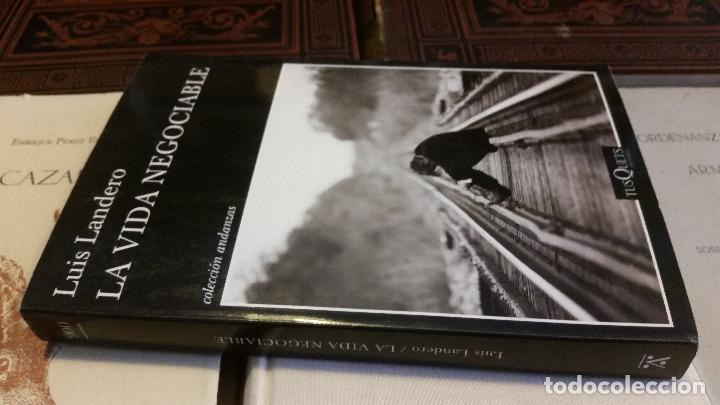 Libros de segunda mano: 2017 - LUIS LANDERO - La vida negociable - 1&ordf; ED., DEDICADO - Foto 1