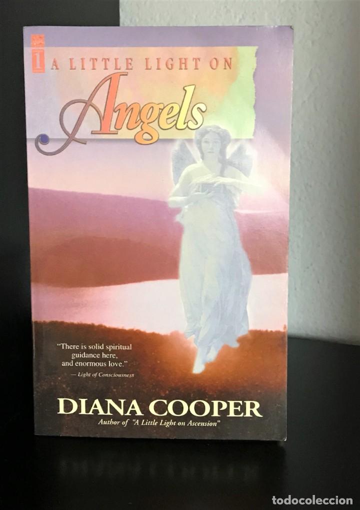 Libros de segunda mano: A Little Light on Angels de Diana Cooper - Foto 1