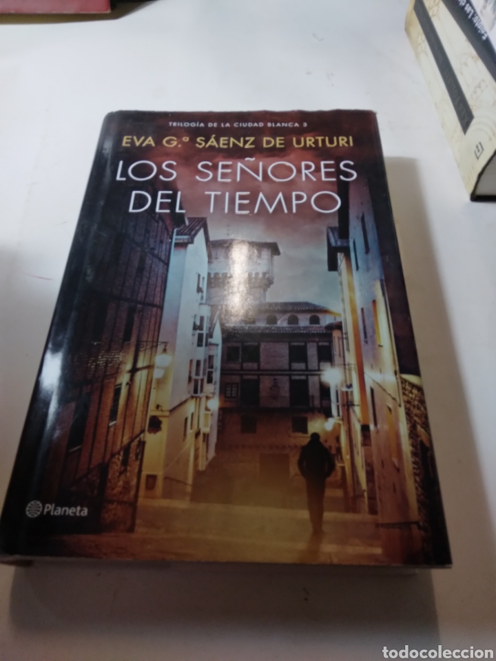 Libros de segunda mano: Eva Saenz de Urturi, Los selores del tiempo, Planeta - Foto 1