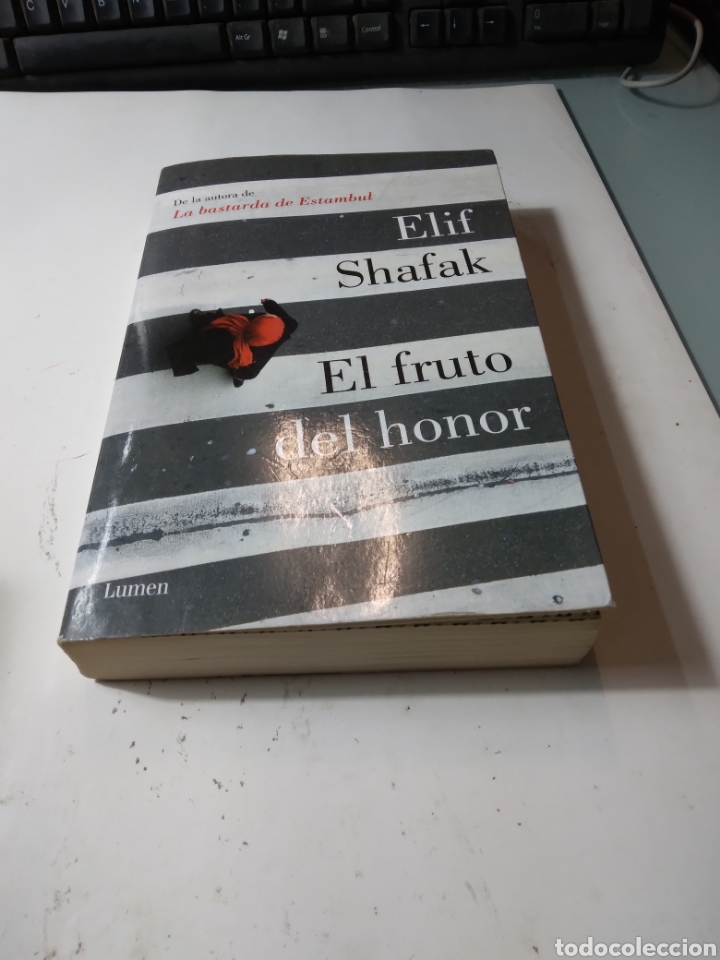 Libros de segunda mano: ELIF SHAFAK,El fruto del honor,LUMEN - Foto 1