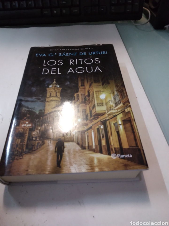 Libros de segunda mano: Eva G.Saenz de Urturi, Los ritos del agua, Planeta - Foto 1