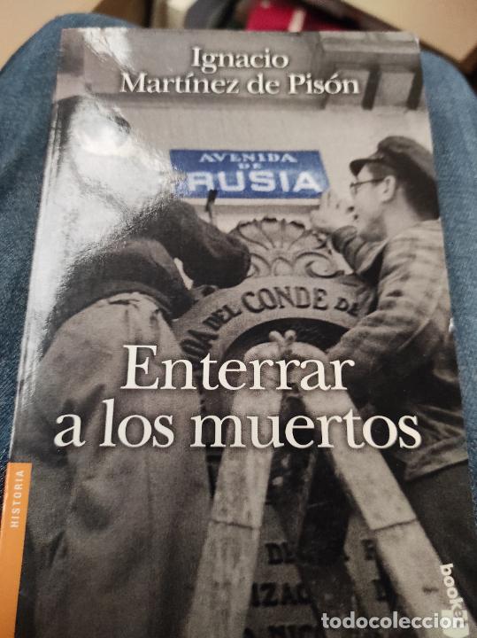 Libros de segunda mano: ENTERRAR A LOS MUERTOS. MART&Iacute;NEZ DE PIS&Oacute;N, Ignacio. - Foto 1