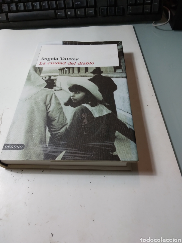 Libros de segunda mano: Angela Vallvey, La ciudad del diablo,Destino - Foto 1