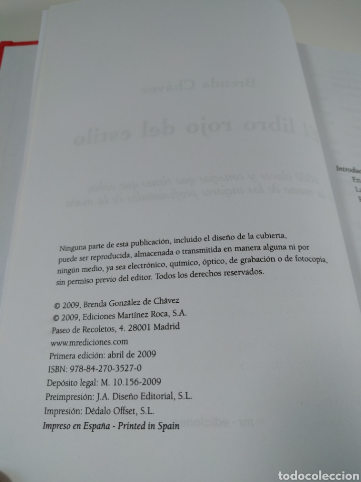 Libros de segunda mano: El libro rojo del estilo. 1000 claves y consejos. Brenda Ch&aacute;vez. - Foto 2