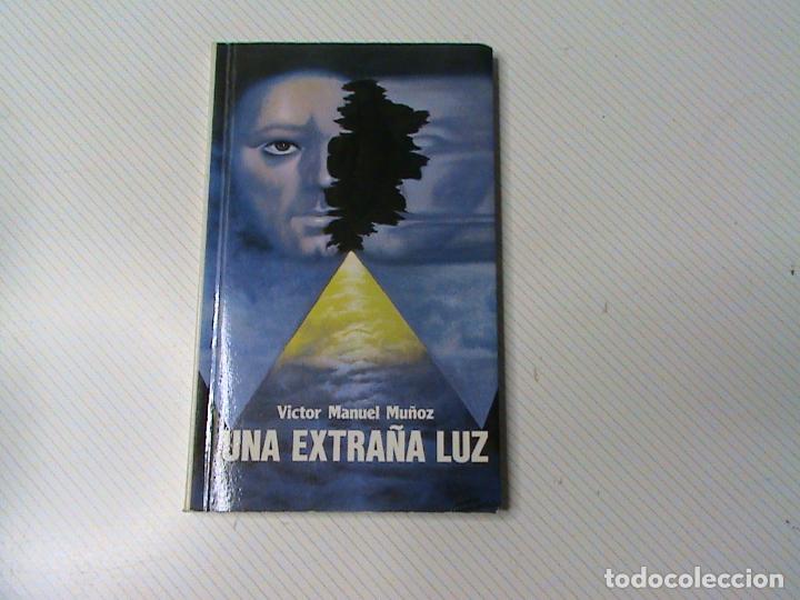 Libros de segunda mano: Una extra&ntilde;a luz. (V&iacute;ctor Manuel Mu&ntilde;oz) - Foto 1