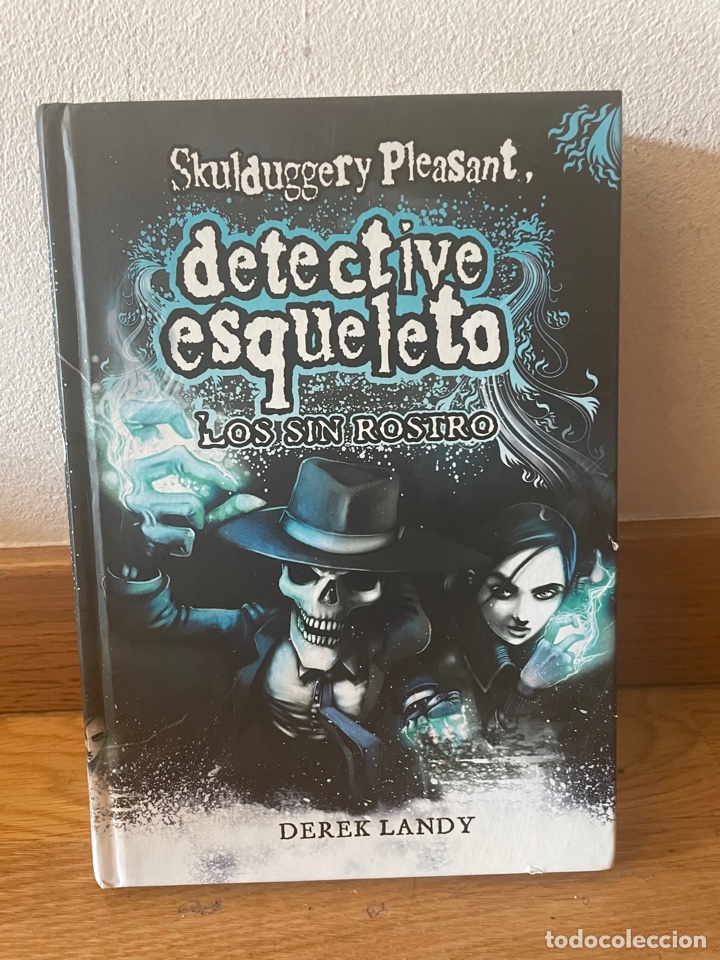 Libros de segunda mano: Detective esqueleto Los sin rostro Skulduggery Pleasant - Foto 1