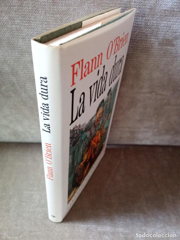 Libros de segunda mano: FLANN OBRIEN - LA VIDA DURA - C&Iacute;RCULO DE LECTORES, 1991 - Foto 2
