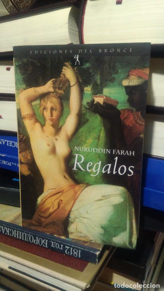 Libros de segunda mano: REGALOS, NURUDDIN FARAH, ED. DEL BRONCE - Foto 1