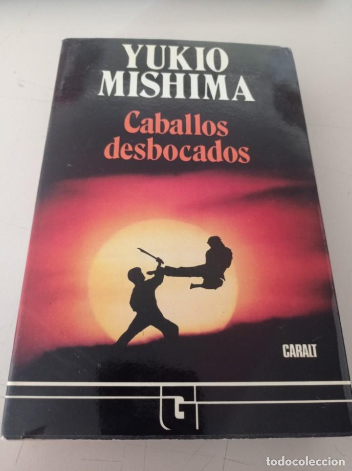 Libros de segunda mano: YUKIO MISHIMA. CABALLOS DESBOCADOS. CARALT 1&ordf; EDICI&Oacute;N REF. UR - Foto 1