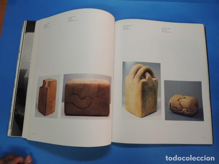 Libros de segunda mano: LIBRO CHILLIDA 2004 FUNDACI&Oacute; JOAN MIRO. - Foto 6