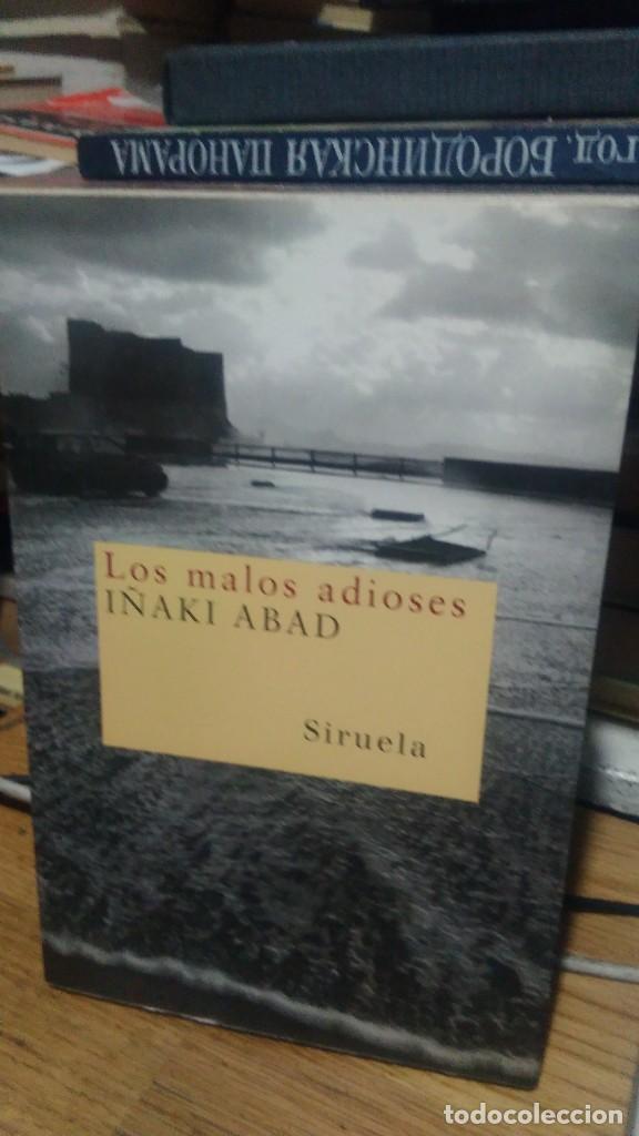Libros de segunda mano: LOS MALOS ADIOSES, I&Ntilde;AKI ABAD, ED. SIRUELA - Foto 1