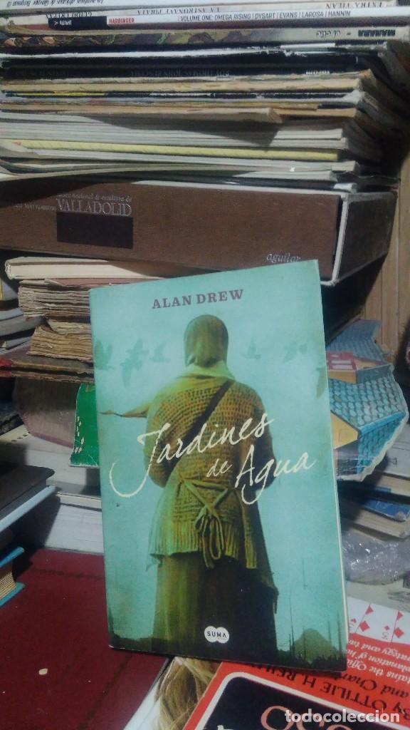 Libros de segunda mano: JARDINES DE AGUA, ALAN DREW, ED. SUMA - Foto 1