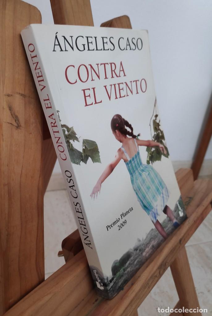 Libros de segunda mano: Contra el viento, &Aacute;ngeles Caso, Booket - Foto 2