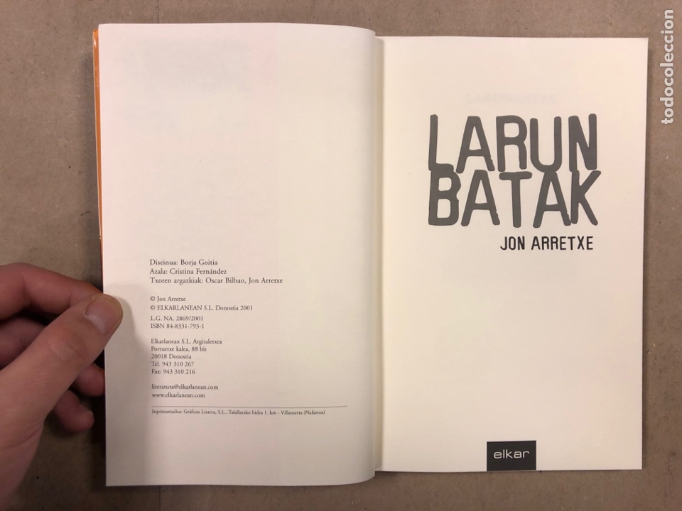 Libros de segunda mano: LARUNBATAK. JON ARRETXE. ELKAR ARGITALETXEA 2001. EUSKARAZ. - Foto 2