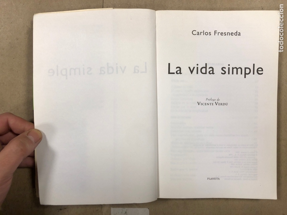 Libros de segunda mano: LA VIDA SIMPLE. CARKOS FRESNEDA. EDITORIAL PLANETA 1998. - Foto 2