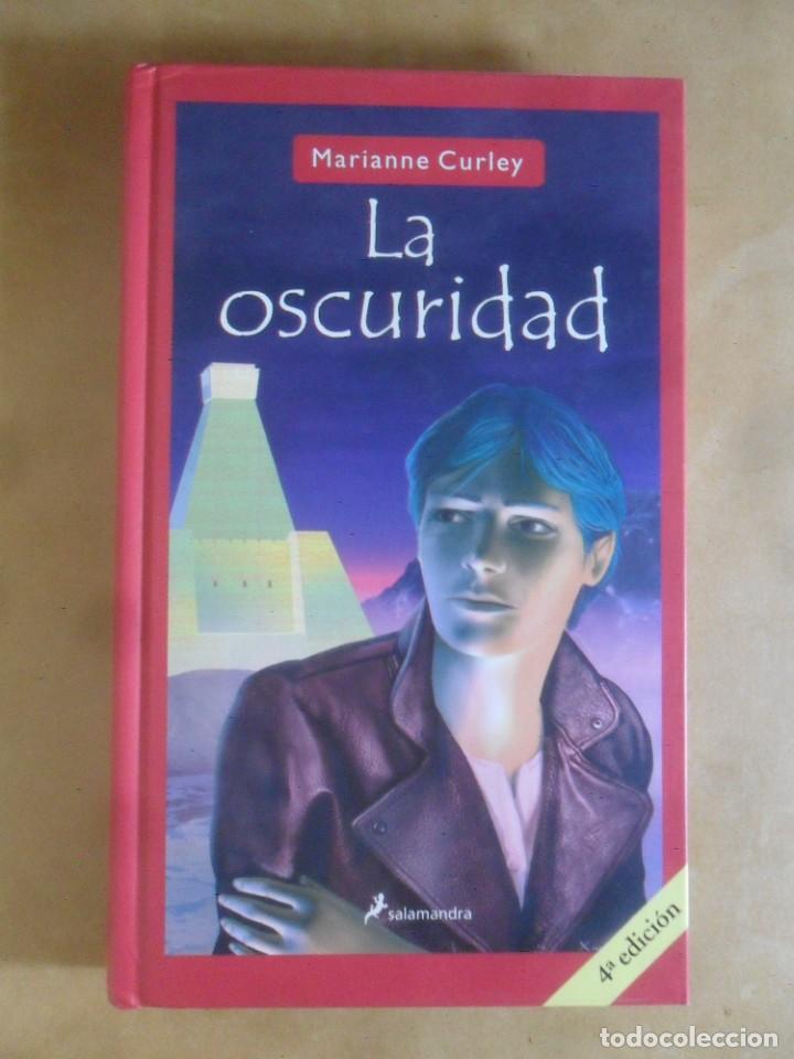 Libros de segunda mano: LA OSCURIDAD - MARIANNE CURLEY - SALAMANDRA - 2005 - Foto 1