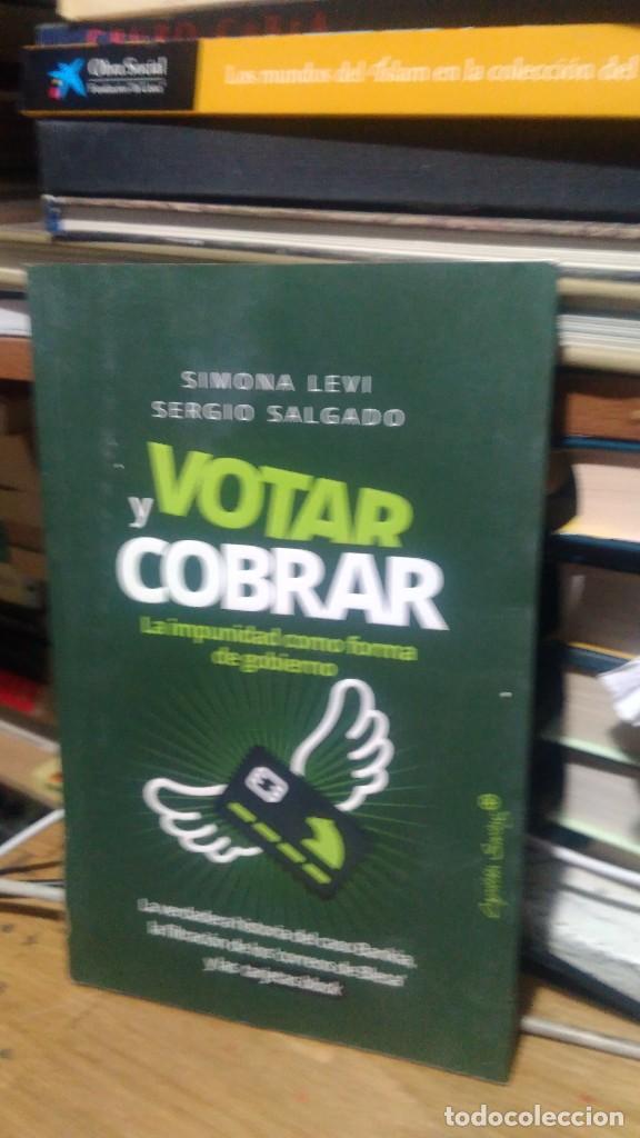 Libros de segunda mano: VOTAR Y COBRAR, SIMONA LEVI SERGIO SALGADO, ED. CAPIT&Aacute;N SWING - Foto 1