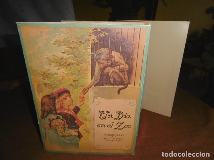 Libros de segunda mano: LIBRO DESPLEGABLE UN D&Iacute;A EN EL ZOO. - Foto 1