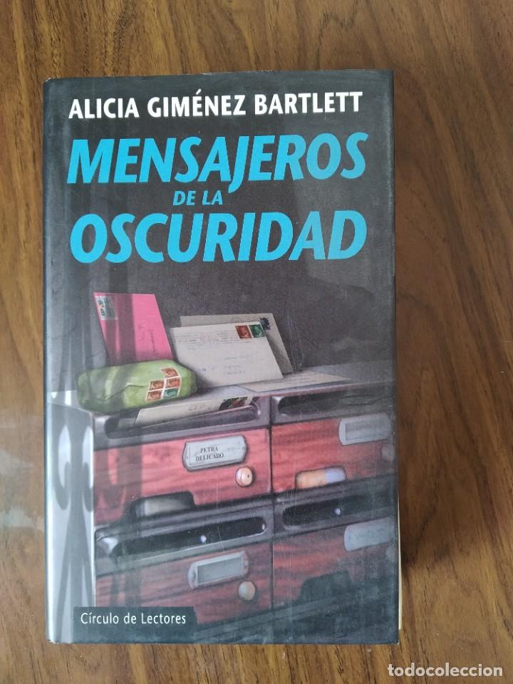 Libros de segunda mano: Alicia Gim&eacute;nez Bartlett - Mensajeros de la Oscuridad - Foto 1