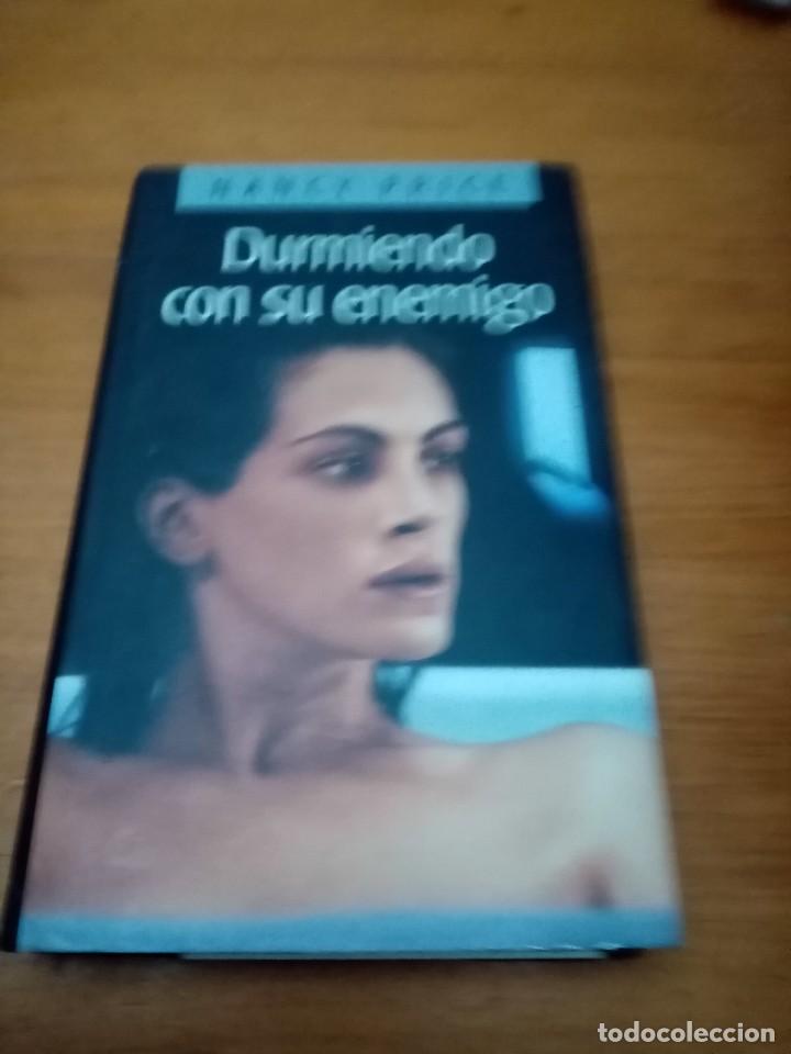 Libros de segunda mano: DURMIENDO CON SU ENEMIGO. NANCY PRICE. EST27B2 - Foto 1