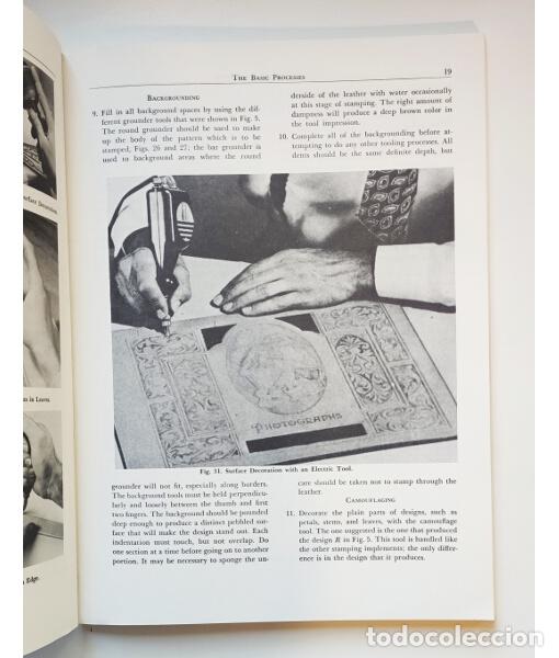 Libros de segunda mano: LEATHER TOOLING & CARVING. GRONEMAN, Chris H. Dover Publications. 1974. - Foto 3