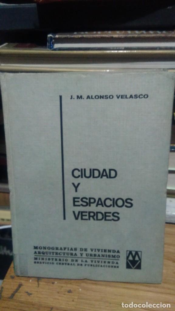 Libros de segunda mano: CIUDAD Y ESPACIOS VERDES, J.M. ALONSO VELASCO - Foto 1