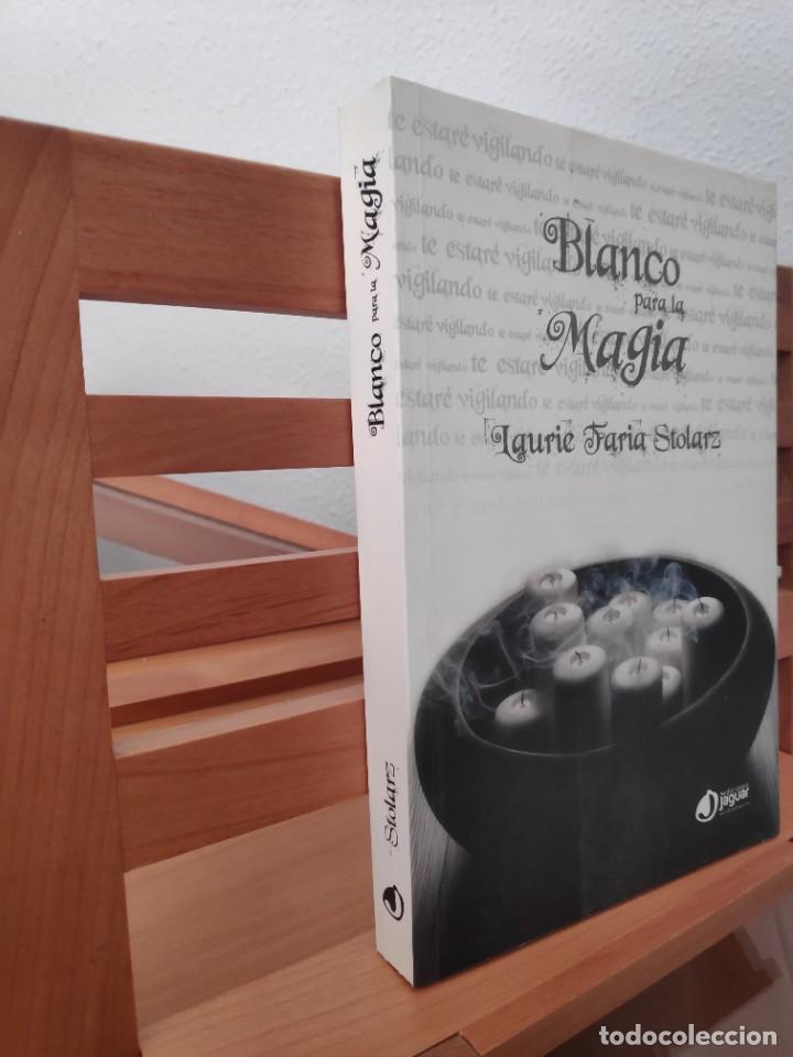 Libros de segunda mano: Blanco para la m&aacute;gia, Igure Faria Stolarz, - Foto 2