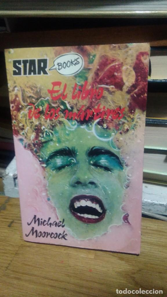Libros de segunda mano: EL LIBRO DE LOS M&Aacute;RTIRES, MICHAEL MOORCOCK, STAR BOOKS - Foto 1