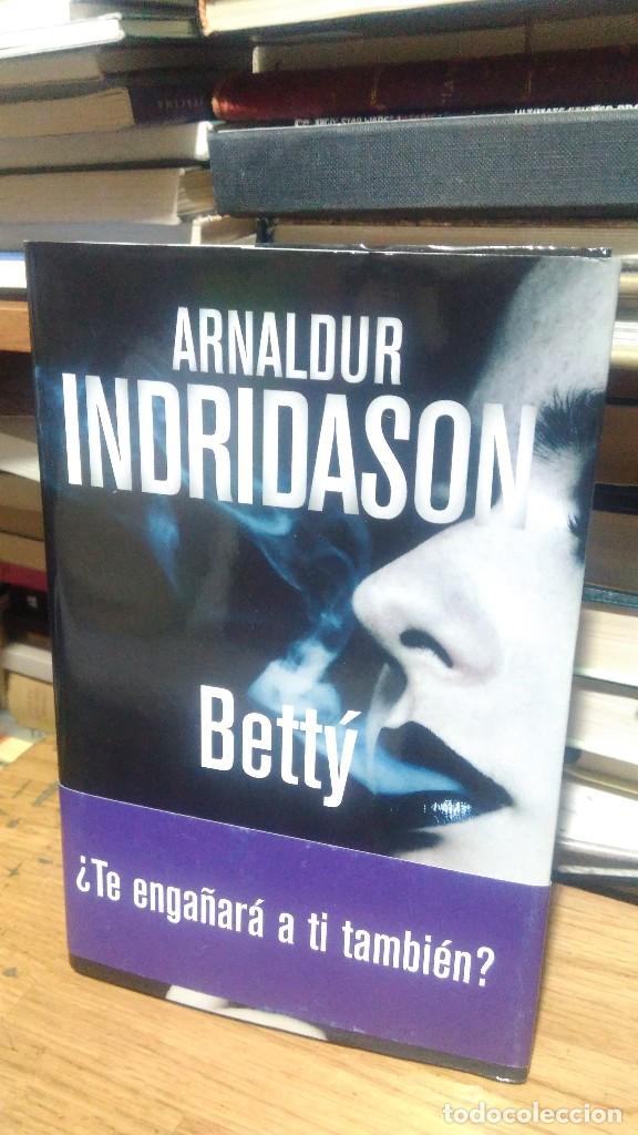 Libros de segunda mano: BETT&Yacute;, ARNALDUR, ED. RBA - Foto 1