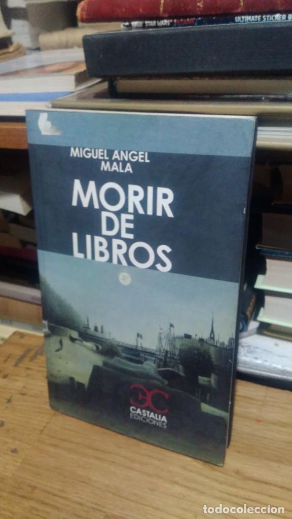 Libros de segunda mano: MORIR DE LIBROS, MIGUEL ANGEL MALA, ED. CASTALIA - Foto 1