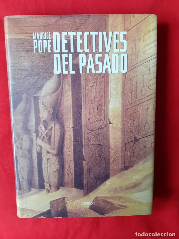 Libros de segunda mano: DETECTIVES DEL PASADO. MAURICE POPE. OBERON 2003 - Foto 1