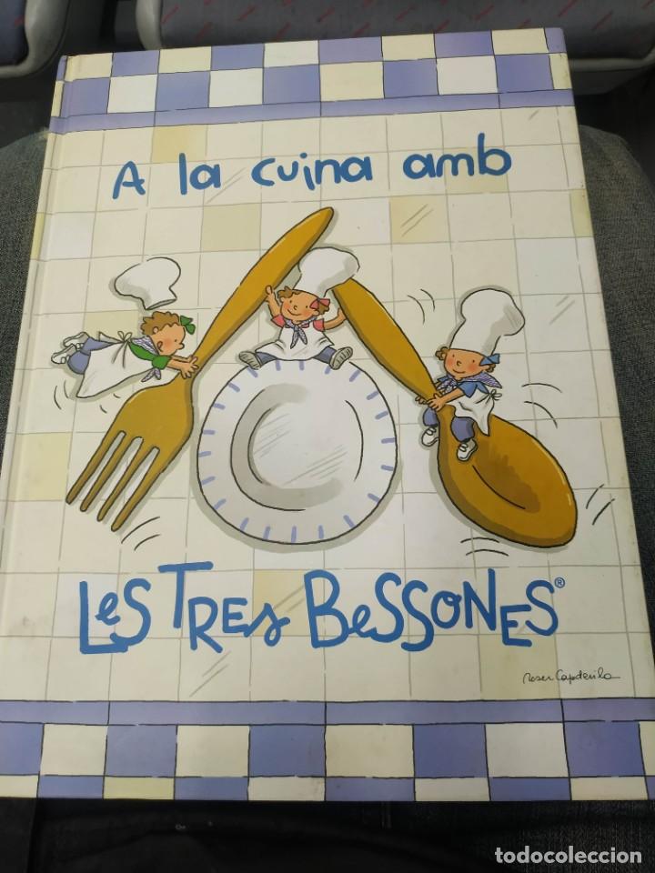 Libros de segunda mano: A la cuina amb Les tres Bessones Llibre Libro ( libro tres mellizas en catal&aacute;n de cocina)